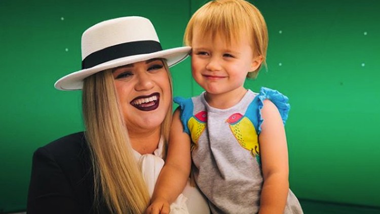 Sebagai penyanyi profesional, Kelly Clarkson juga mendapat kritikan, termasuk dari sang putri.