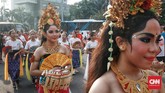 FOTO: Liuk Tari Bali di Tengah Car Free Day Ratusan anak yang menjadi anggota Lembaga Kesenian Bali Saraswati turun ke jalanan Car Free Day untuk memperingati 50 tahun lembaganya.