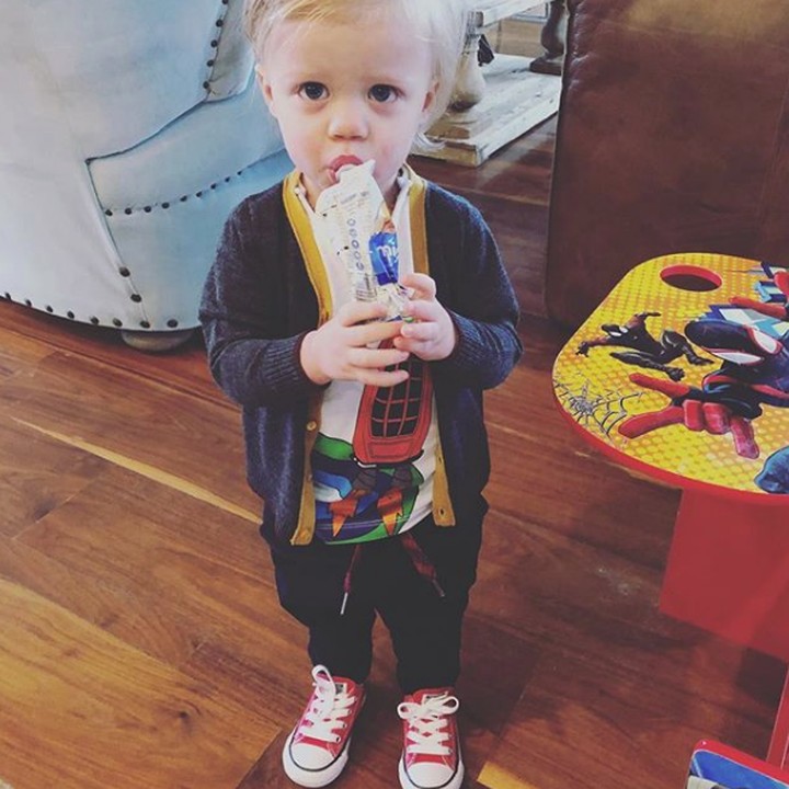 Kalau si gemas ini namanya Remington Alexander Blackstock. (Foto: Instagram @kellyclarkson)