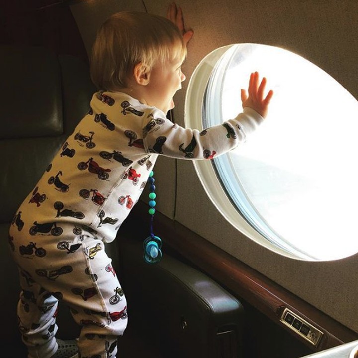 Gemas maksimal! Saat Remy heboh naik pesawat. (Foto: Instagram @kellyclarkson)
