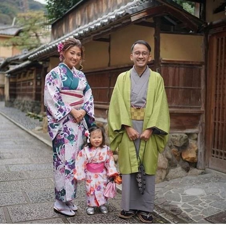 Foto keluarga Sarwendah dan Ruben Onsu ini keren juga ya, seperti orang Jepang. (Foto: Instagram/sarwendah29)