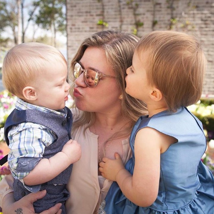 Muah! Semuanya sayang sama bunda. (Foto: Instagram @kellyclarkson)