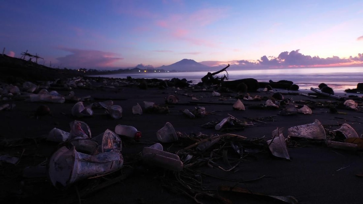 FOTO: Gotong Royong Bersihkan Sampah di Pantai Sanur