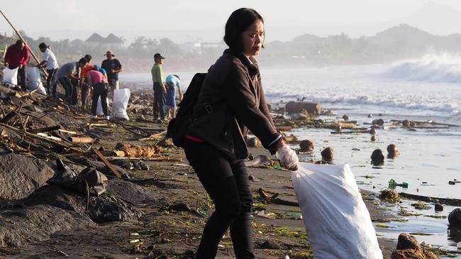 FOTO: Gotong Royong Bersihkan Sampah di Pantai Sanur