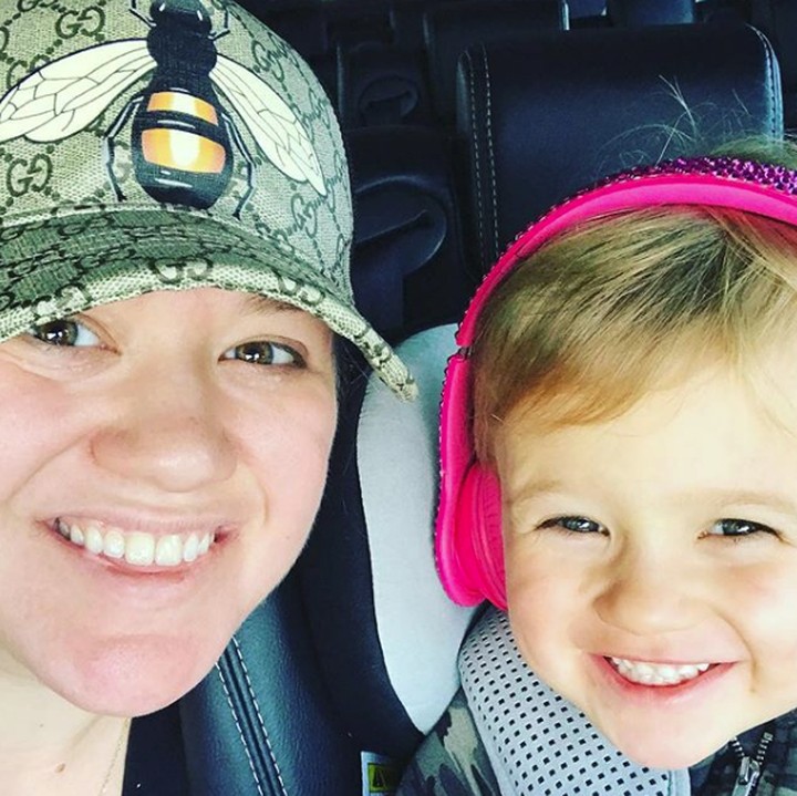 Pagi-pagi selfie sama bunda. (Foto: Instagram @kellyclarkson)