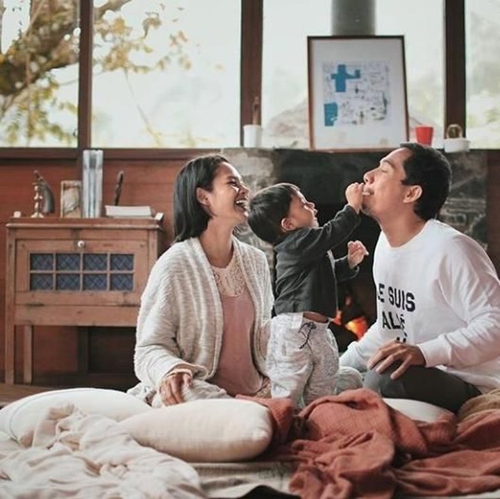 Foto keluarga yang candid ala keluarga kecil Andien Aisyah juga bagus nih. (Foto: Instagram/andienaisyah)