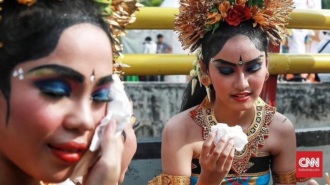 FOTO: Liuk Tari Bali di Tengah Car Free Day