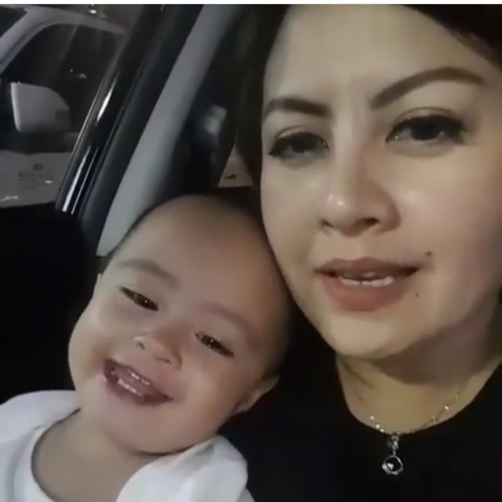 <p>Ini dia Mama Tia, sapaan Cynthia, bersama si cantik Ataya Tatjana Aisyah Putri. (Foto: Instagram @cynthia_lamusu)</p>
