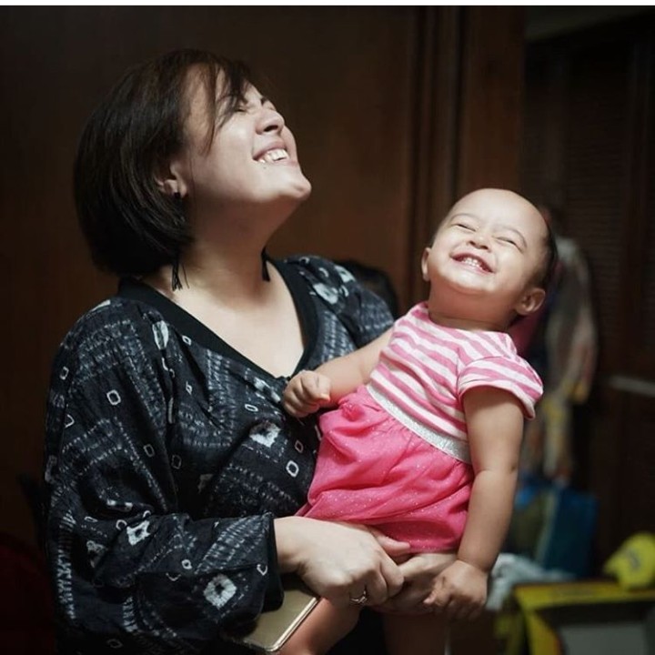 <p>Tuh lihat saat nyengir, ibu dan anak ini mirip banget ya, Bun. (Foto: Instagram @cynthia_lamusu)</p>