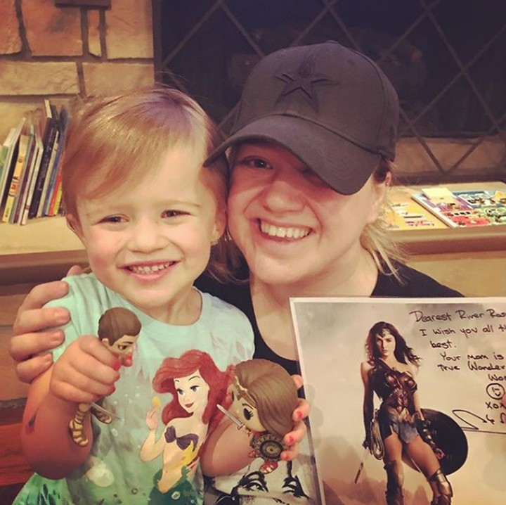 Perkenalkan ini River Rose Blackstock, anak pertamannya Kelly Clarkson. (Foto: Instagram @kellyclarkson)