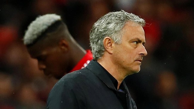 Meme-meme lucu dari netizen bermunculan usai Jose Mourinho dipecat dari kursi manajer Manchester United.