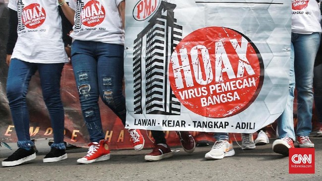 Menko Polhukam Wiranto menyebut penyebar hoaks bisa dijerat dengan UU Terorisme. Ketua Komisi I DPR Abdul Kharis Almasyhari menilai sikap Wiranto berlebihan.