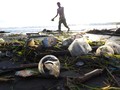 Sampah Plastik Mi Instan Usia 19 Tahun Ditemukan di Pantai