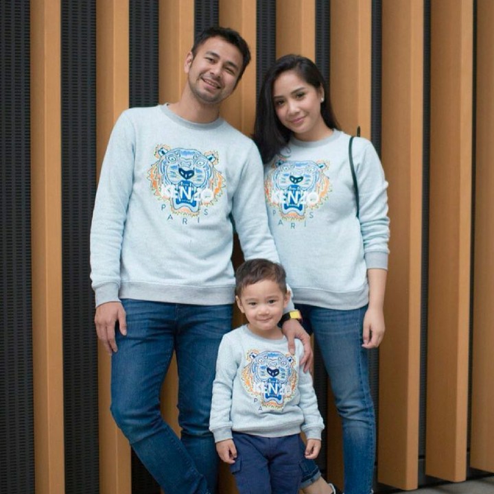 Keluarga kecil Raffi Ahmad dan konsep terlihat hangat saat salju menerpa, keren juga nih. (Foto: Instagram/raffinagita1717)