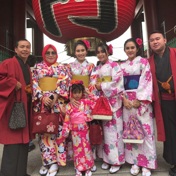 Seru ya Bunda Ayu Tng Ting foto bareng keluarga dengan pakaian khas Jepang. (Foto: Instagram/ayutingting92)