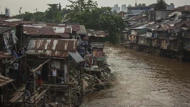 Salah satu alasan Anies memilih naturalisasi ketimbang normalisasi karena normalisasi mensyaratkan penggusuran rumah warga di bantaran sungai.