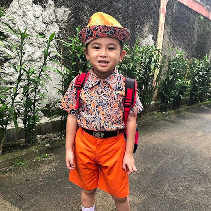 <p>Ichal berangkat sekolah dulu ya, Bun. (Foto: Instagram/ @ichalomen02)  </p>