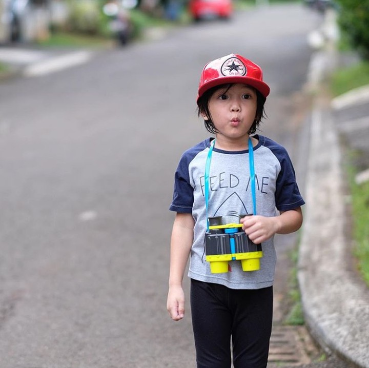 <p>Ceritanya lagi bertualang dengan membawa teropong. Ganteng banget, Saga. (Foto: Instagram @sagaomarnagata)</p>
