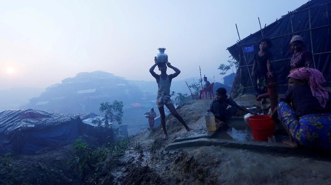 Pemerintah Myanmar memulangkan keluarga Rohingya pertama ke Rakhine, Minggu (15/4).