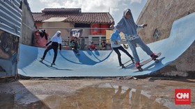 Serunya Bermain 'Skateboard' di Atap Rumah