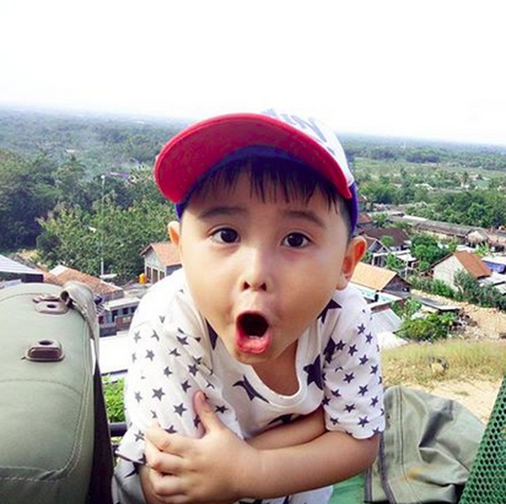 <p>Nih, ada lagi pose jahilnya Ichal. Biar pasang pose gitu kamu tetap menggemaskan kok, Nak. (Foto: Instagram/ @ichalomen02)</p>