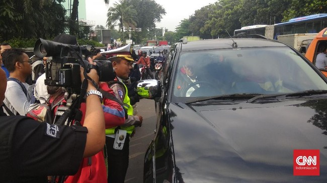 Uji coba ganjil-genap di ruas jalan menuju gerbang tol Cibubur 2 untuk masuk ruas tol Jagorawi mengundang protes dari sejumlah warga pengendara mobil hari ini.