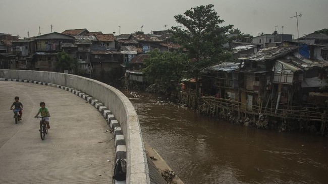 Dinas SDA DKI mengaku menyediakan Rp1 Triliun di APBD 2021 untuk pembebasan lahan di lima bantaran kali terkait program normalisasi sungai.