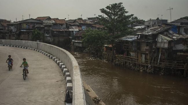 Perbedaan Normalisasi dan Naturalisasi Perlu Dipadukan Pengamat Tata Kota dari Universitas Trisakti Nirwono Joga mengatakan normalisasi dan naturalisasi bukan hal yang harus diperdebatkan, tapi harus dipadukan.