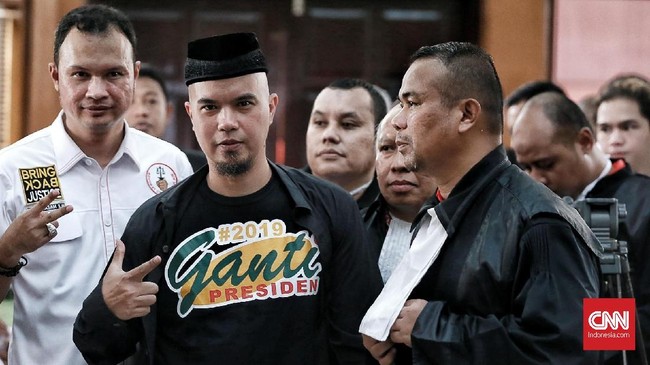 Ahmad Dhani mengatakan password akun twitternya disita oleh polisi. Dia baru mengetahui hal itu sekitar sebulan lalu setelah mendapat laporan dari admin.