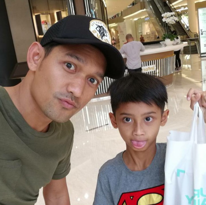 <p>Asyik! Dibeliin sneaker baru sama Ayah Ibnu. (Foto: Instagram/ @maulajamilo11)</p>