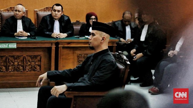 Terdakwa ujaran kebencian Ahmad Dhani mengajukan pembelaan atau pleidoi usai dituntut dua tahun penjara. Sidang akan kembali digelar pada 10 Desember.
