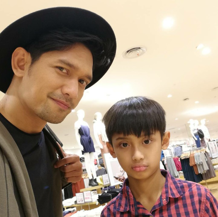 <p>Ayahnya pose muka senyum, anaknya pasang pose muka cool. Sama-sama ganteng ya? (Foto: Instagram/ @ibnujamilo)</p>