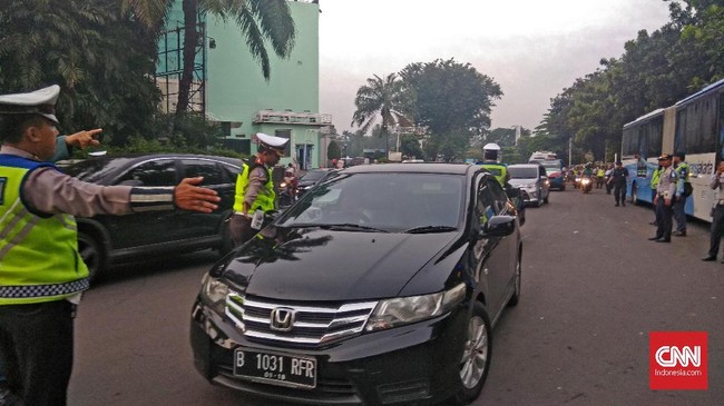 Penerapan sistem ganjil genap di tol Cibubur.