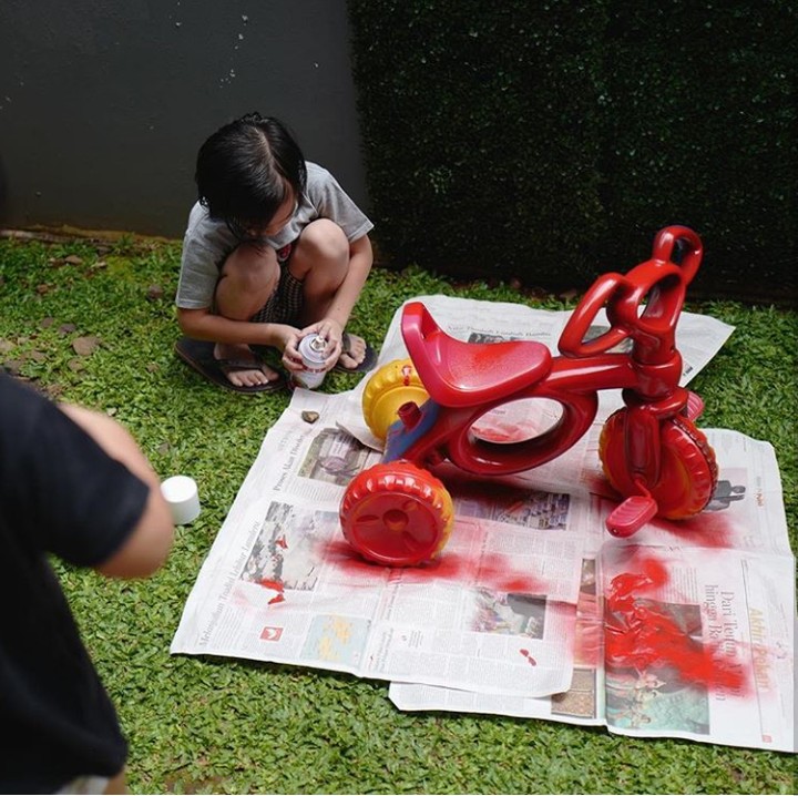 <p>Ini Saga sedang mengecat sepeda lamanya. Warnanya merah. Apakah si kecil juga suka mengecat seperti Saga, Bun? Kalau lihat begini, lucu ya, he-he. (Foto: Instagram @sagaomarnagata)</p>