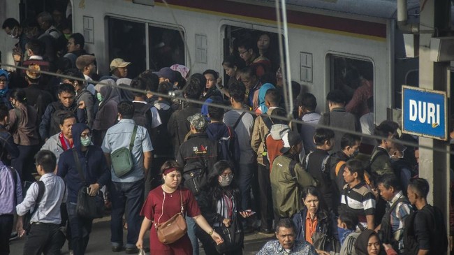 Penumpang Padat, KCI Usul Revitalisasi Stasiun Duri Seperti Manggarai PT Kereta Commuter Indonesia (KCI) mengusulkan revitalisasi Stasiun Duri seiring padatnya penumpang dari hari ke hari.