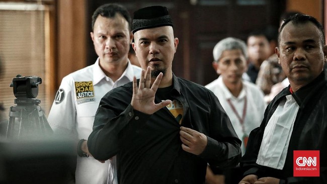 Ahmad Dhani menduga polisi berada di bawah tekanan pihak tertentu sehingga melarang acara Deklarasi #2019GantiPresiden di sejumlah wilayah Indonesia.