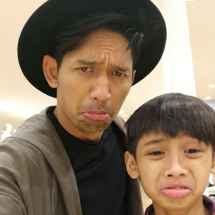 <p>Begini jadinya kalau ayah dan anak yang sama-sama hobi sepakbola ini pasang muka sedih. (Foto: Instagram/ @ibnujamilo)</p>