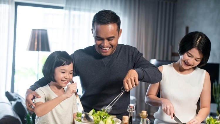 Ya, mengasuh anak bukan cuma urusan para ibu.