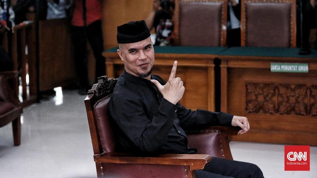 Sidang kasus ujaran kebencian dengan terdakwa Ahmad Dhani diundur hingga 2 Juli lantaran saksi dari pihak Jaksa batal hadir akibat sakit.