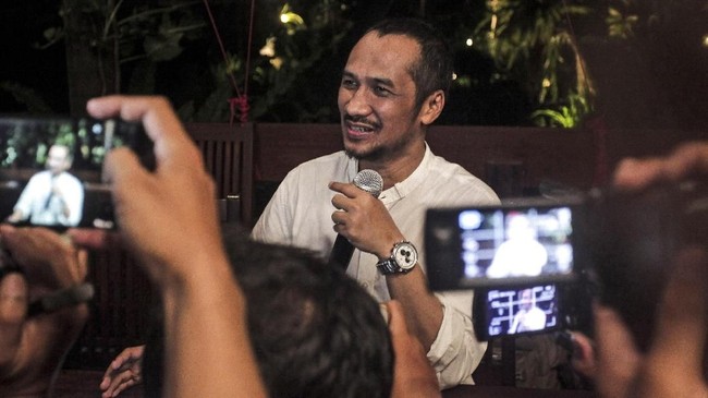 Abraham Samad menyatakan kesiapannya untuk maju di Pilpres 2019. Sejumlah relawan mendeklarasikan Samad sebagai calon presiden di Makassar.