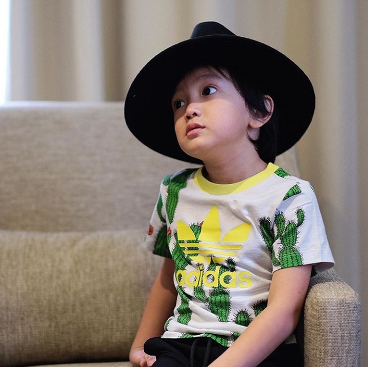 <p>Balik ke lagu ciptaan Saga, judulnya adalah Telur Dadar. Liriknya sederhana sehingga mudah dihapal anak-anak. Cocok bagi anak-anak seumuran Saga yang merindukan lahirnya lagu-lagu anak. Video klipnya juga lucu lho, ekspresif banget wajah Saga. (Foto: Instagram @sagaomarnagata)</p>