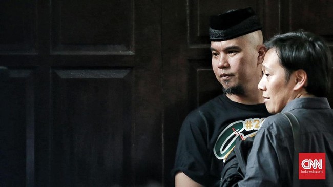 Ahmad Dhani batal ikut deklarasi #2019GantiPresiden di Surabaya. Namun dia memilih bertahan di Kota Pahlawan dan enggan pulang ke Jakarta.