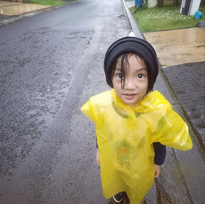 <p>Lucunya Saga pakai jas hujan kuning. Aih, makin imut deh Saga. (Foto: Instagram @sagaomarnagata)</p>