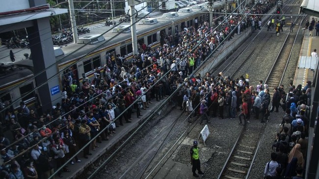 PT KCI meminta maaf pembaharuan sistem tiket elektronik berdampak pada antrean panjang penumpang yang berburu tiket kertas.