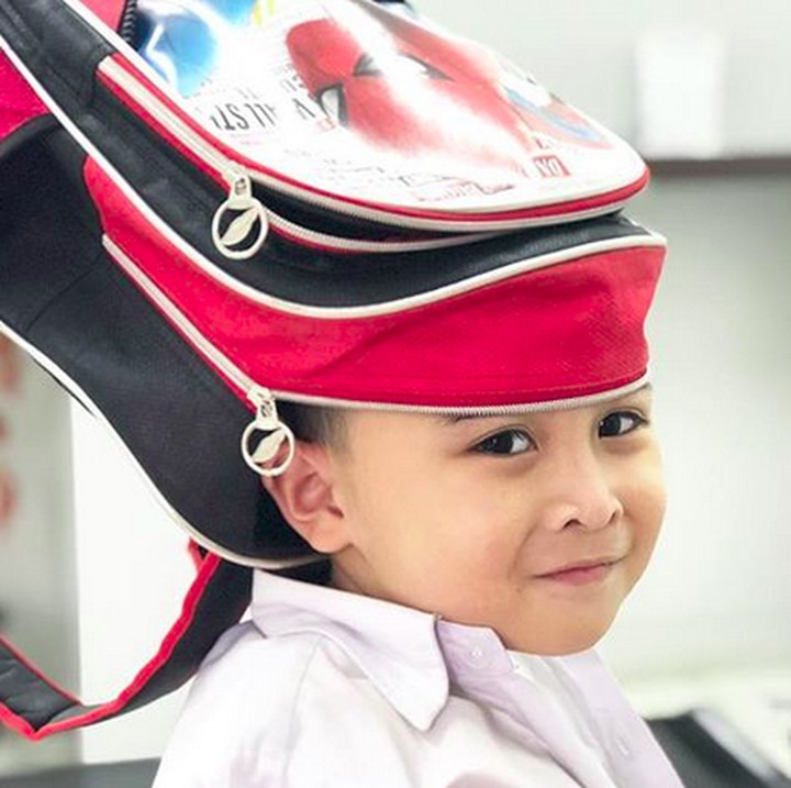 <p>Nah, ada-ada aja kan tingkahnya Ichal. Tas aja bisa dijadiin topi. He-he-he. (Foto: Instagram/ @ichalomen02)</p>