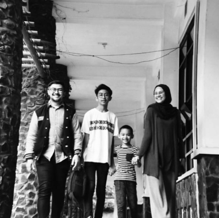 <p>Ini dia personel komplet keluarga Prabu Revolusi. (Instagram/praburevolusi)</p>