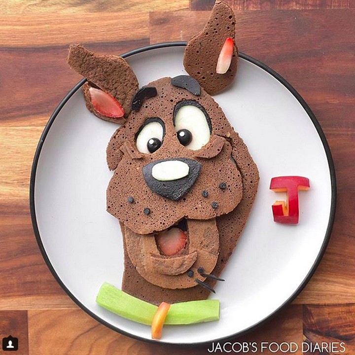 <p>Scooby doo be doo, where are you? Tuh, ada tokoh kartun Scooby Doo lho di piring makan si kecil. (Foto: Instagram/ @jacobs_food_diaries)  </p>