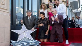 Eva Longoria Dedikasikan Bintang Hollywood untuk Warga Latin