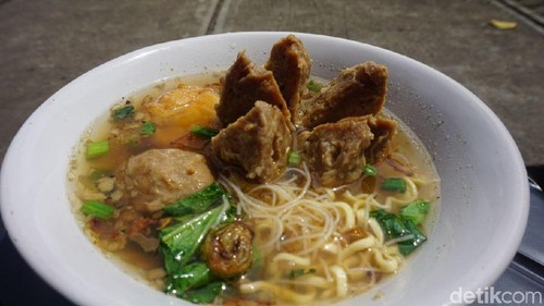 Bakso Gondrong : Ini Bakso Urat dan Bakso Telur yang Paling Populer di Tebet Bakso Gondrong : Ini Bakso Urat dan Bakso Telur yang Paling Populer di Tebet