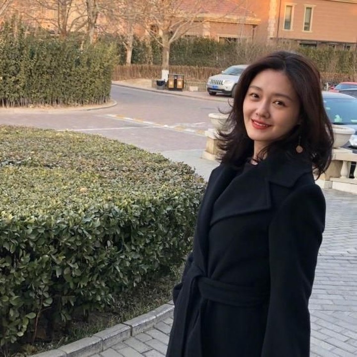 Meski usianya sudah 41 tahun, tapi Barbie Hsu masih imut-imut ya, Bun. Awet muda banget. Oh iya, saat ini Barbie Hsu juga dikabarkan sedang hamil anak ketiga. Sehat-sehat selalu ya 'Shan Cai'. (Foto: Weibo)